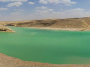 Turquoise water of a lake that stretches far into the landscape