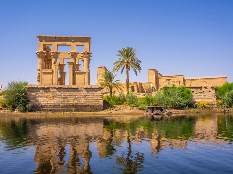 Der Philae-Tempelkomplex auf einer Insel im Nil in Assuan, Ägypten, ist ein beeindruckendes Beispiel für die altägyptische Architektur und Kultur.