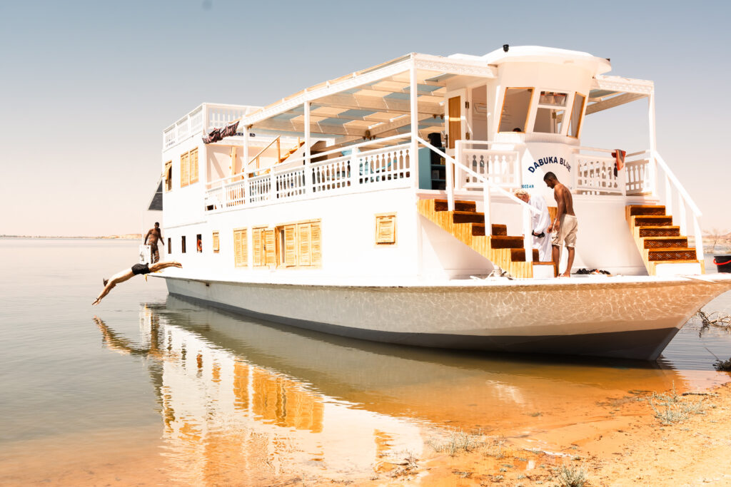 Seitenansicht der Dabuka Blue auf dem Nasserse